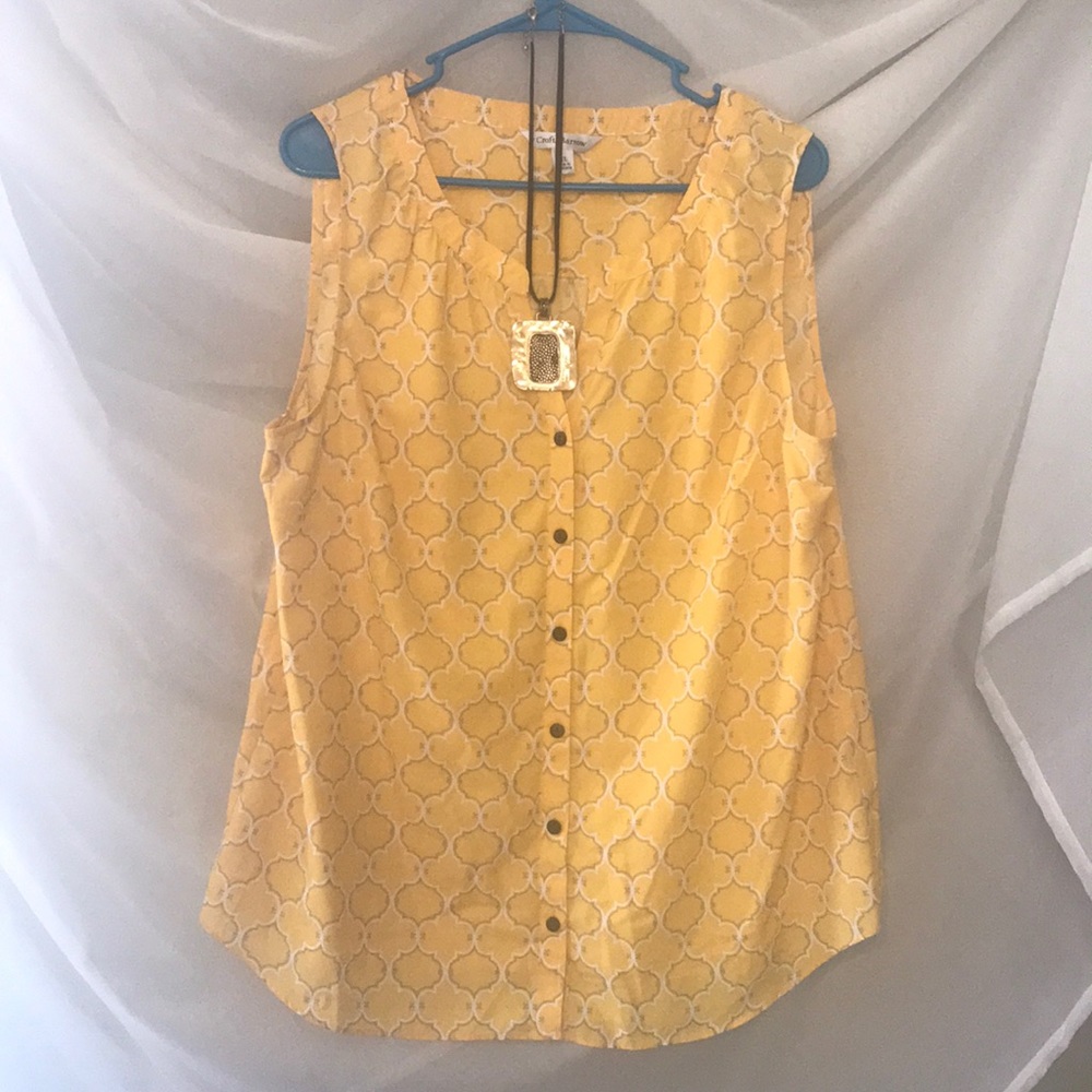 Yellow top and gold necklace